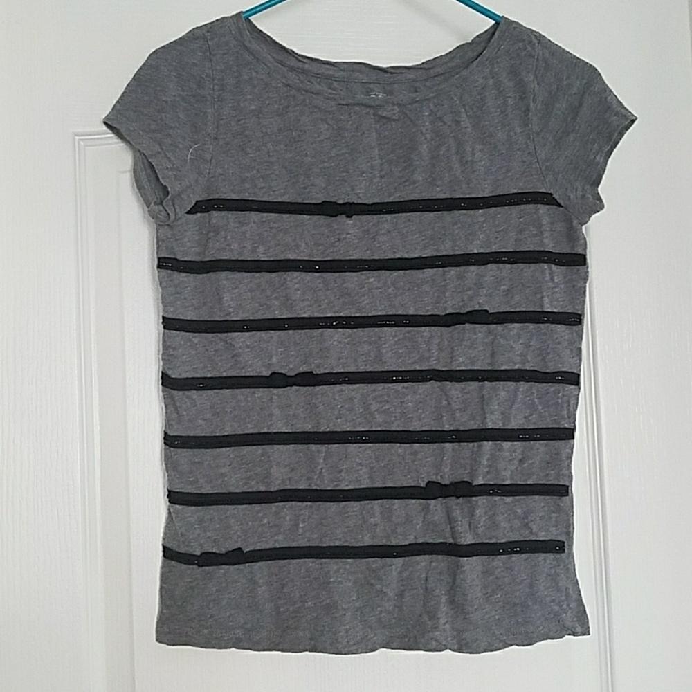 🌺 Gray with black beaded stripes and bows tshirt